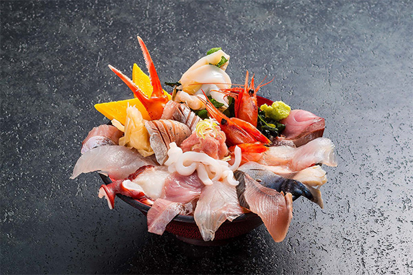 新鮮な魚介類が丼から溢れんばかりに盛られた海鮮丼の画像