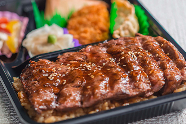 お肉がたっぷりの宅配弁当の画像